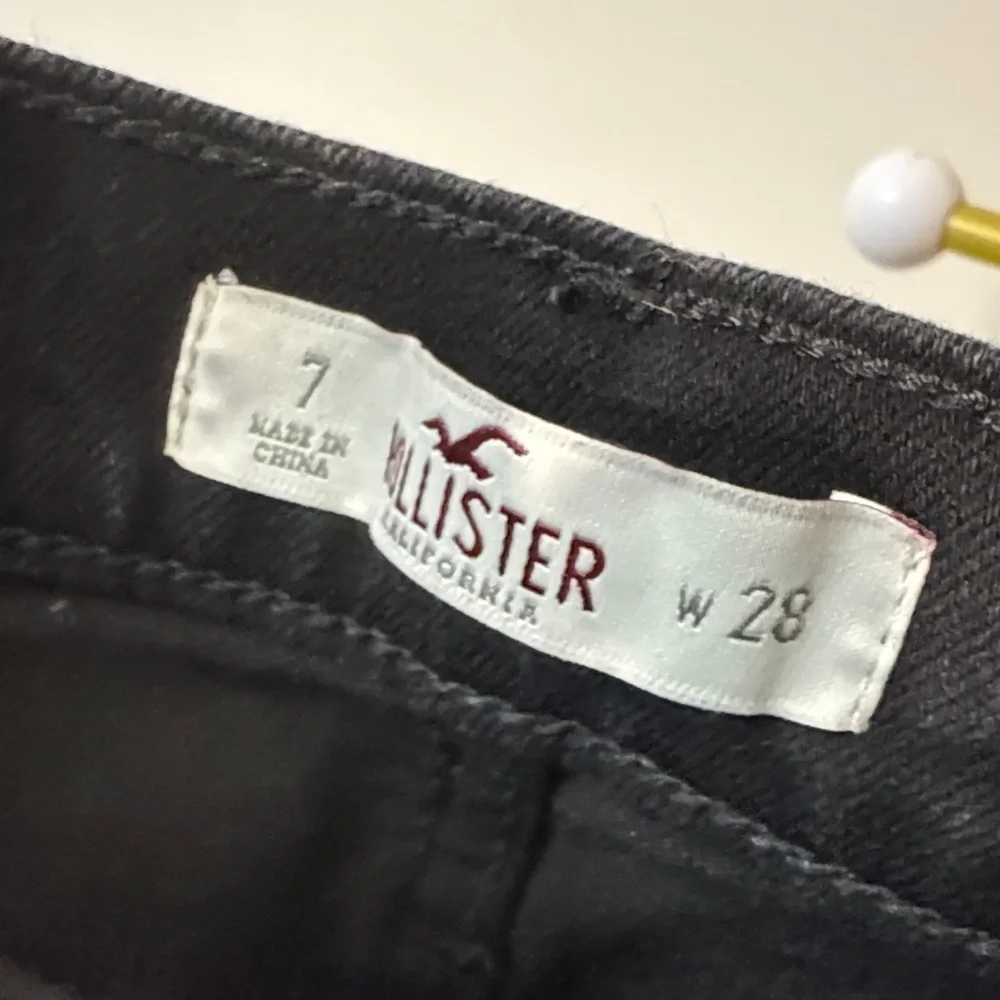 Hollister Black Denim short Jean Shorts EUC 7 / 28